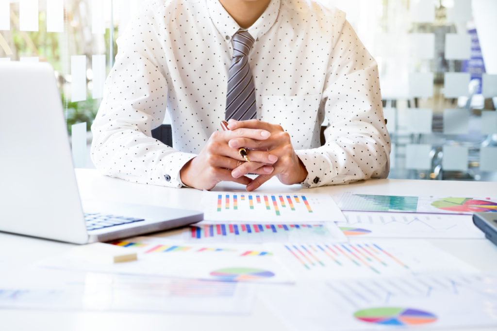 Regelmäßig Investieren 9 Geschäftsmann plant seine Investitionen