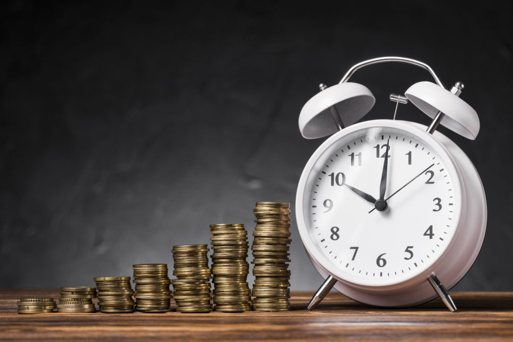 Regelmäßig Investieren 11 Geldstapel mit Uhr
