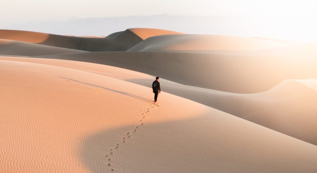 Einsamer Wanderer in der Wüste