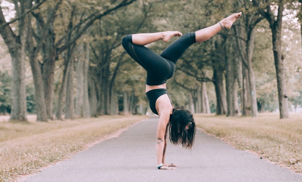 Frau in Balance beim Yoga