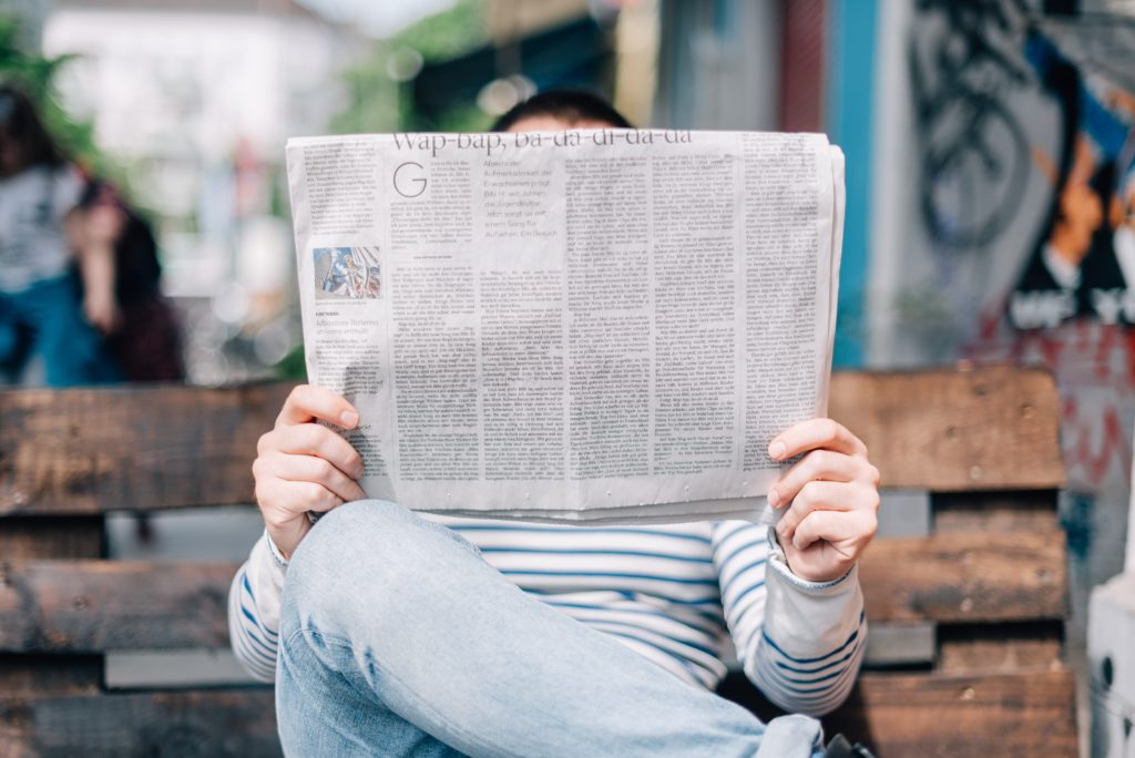 Money-Saving-Tipp Nr. 2 "Mehrkonten-Modell" 8 Mann mit Zeitung