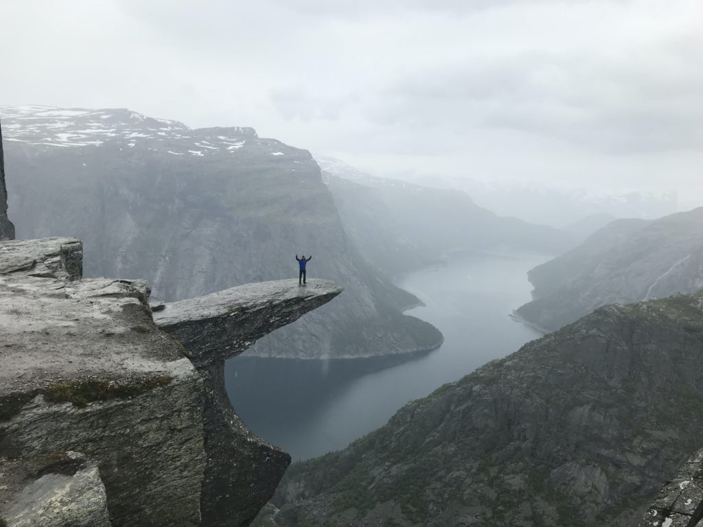 Money-Saving-Tipp Nr. 2 "Mehrkonten-Modell" 10 Mann steht auf großem Felsen