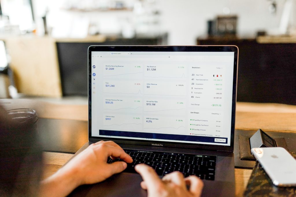Vermögenswerte: Aktien und ETFs 11 Ein Mann investiert