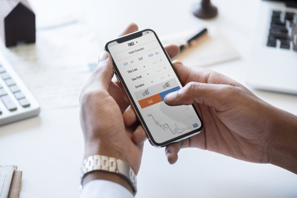 Vermögenswerte: Aktien und ETFs 13 Ein Mann checkt seine Positionen in der App