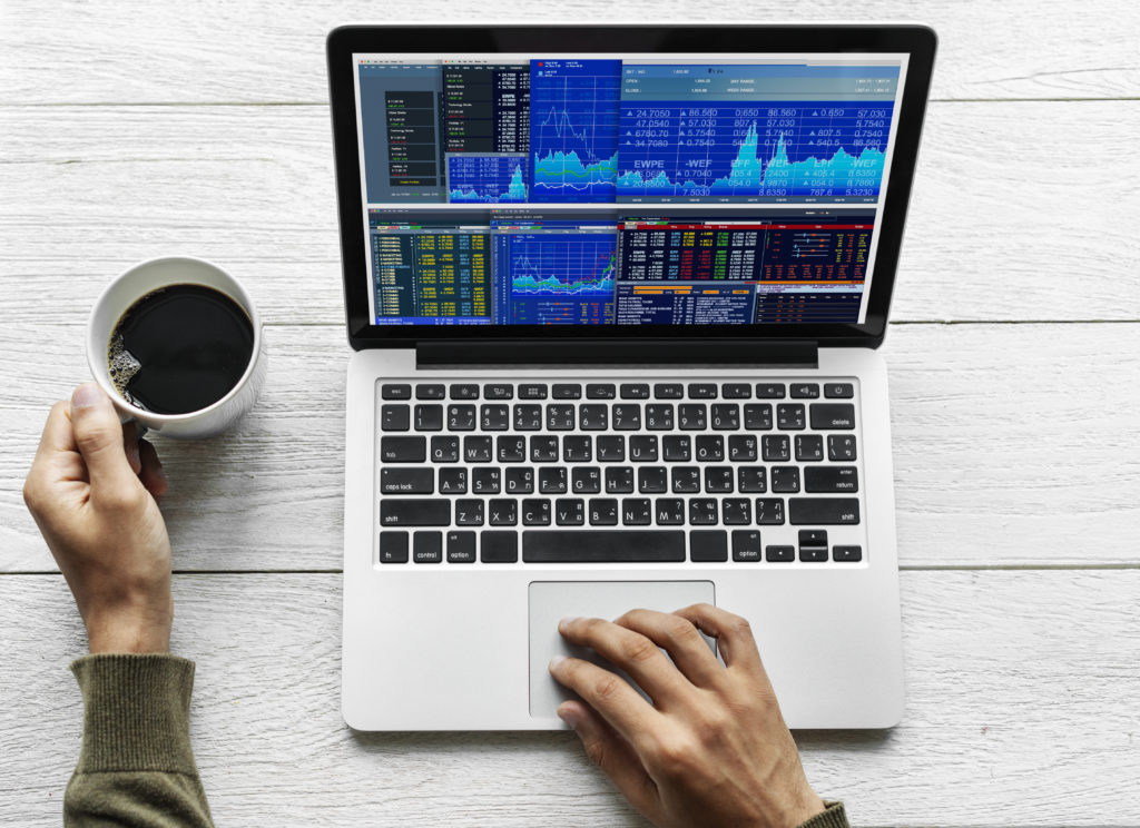 Vermögenswerte: Aktien und ETFs 8 ETF und Aktienanalyse am Laptop