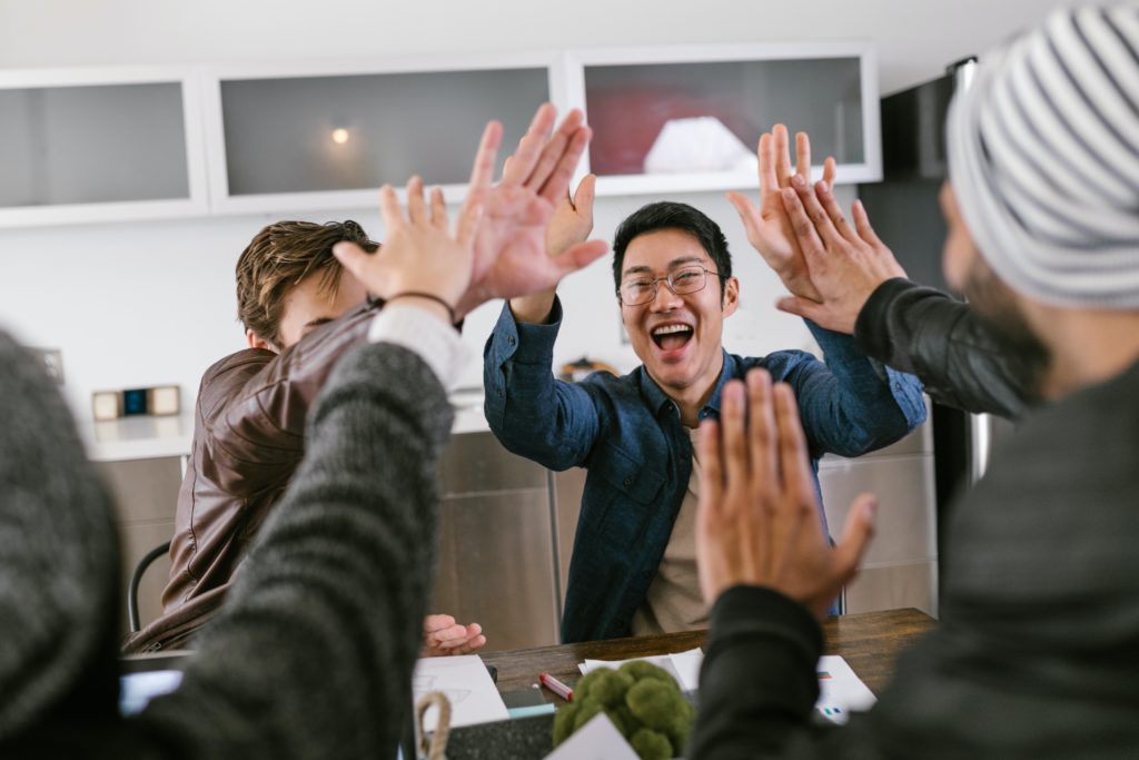 Venture Capital - Mit hohem Risiko zu hohem Gewinn? 9 Männer am Tisch freuen sich